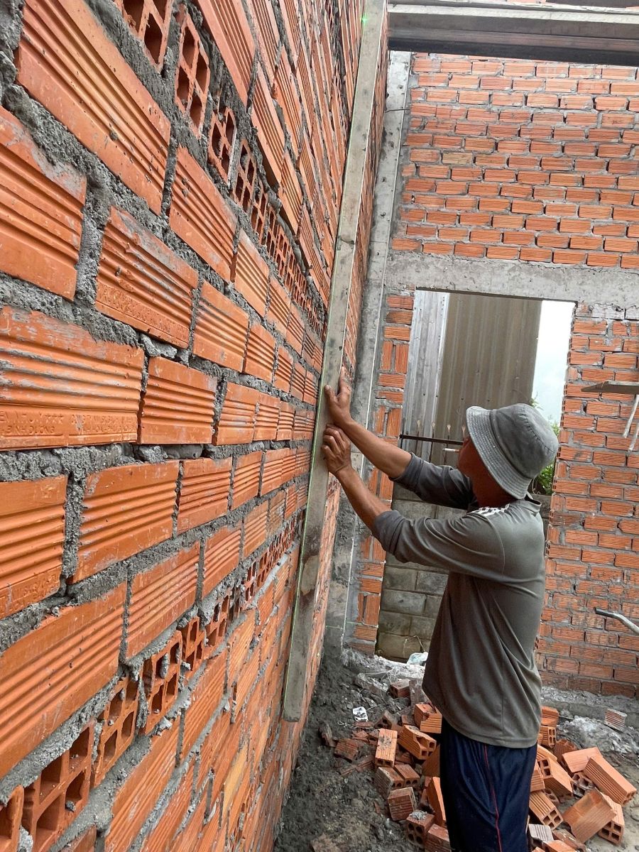 Kiểm tra độ thẳng đứng của tường trước khi thi công hoàn thiện