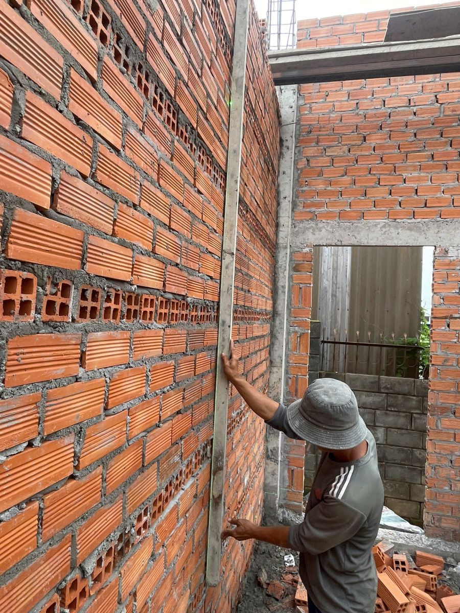 Kiểm tra độ thẳng đứng của tường trước khi thi công hoàn thiện